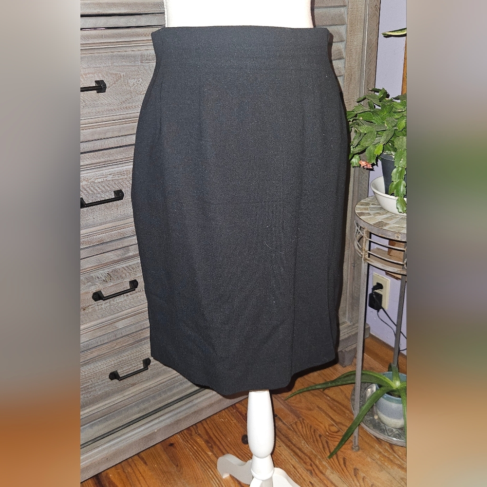 Ann Taylor Classic Elegant Black Skirt w/Back Zip & Small Pleat Accent. Like New